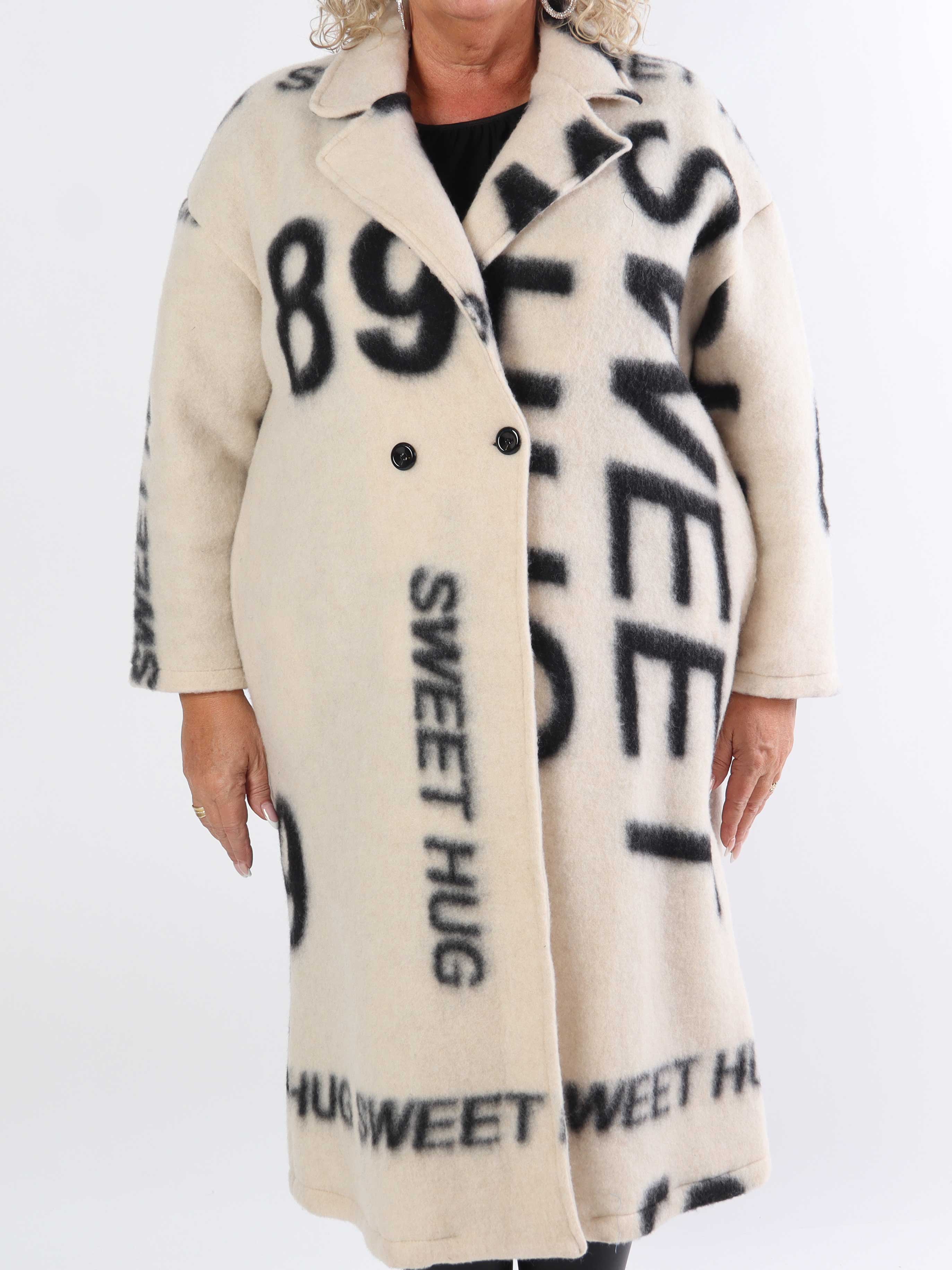 Daniela - Lång plus size kappa med skrift och ull i